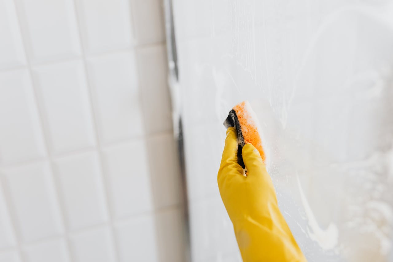 Comment choisir une paroi de douche facile à nettoyer ?